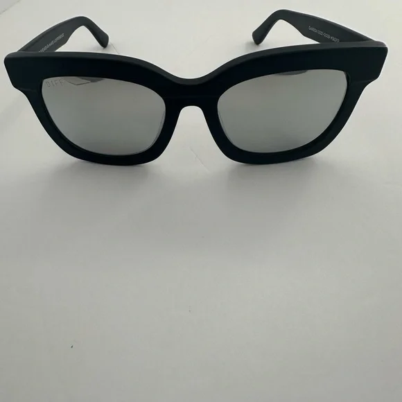DIFF Black Square Sunglasses with Gray Lenses, Case included - Picture 2 of 8